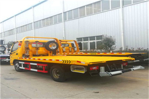 舟曲附近拖车救援搭电